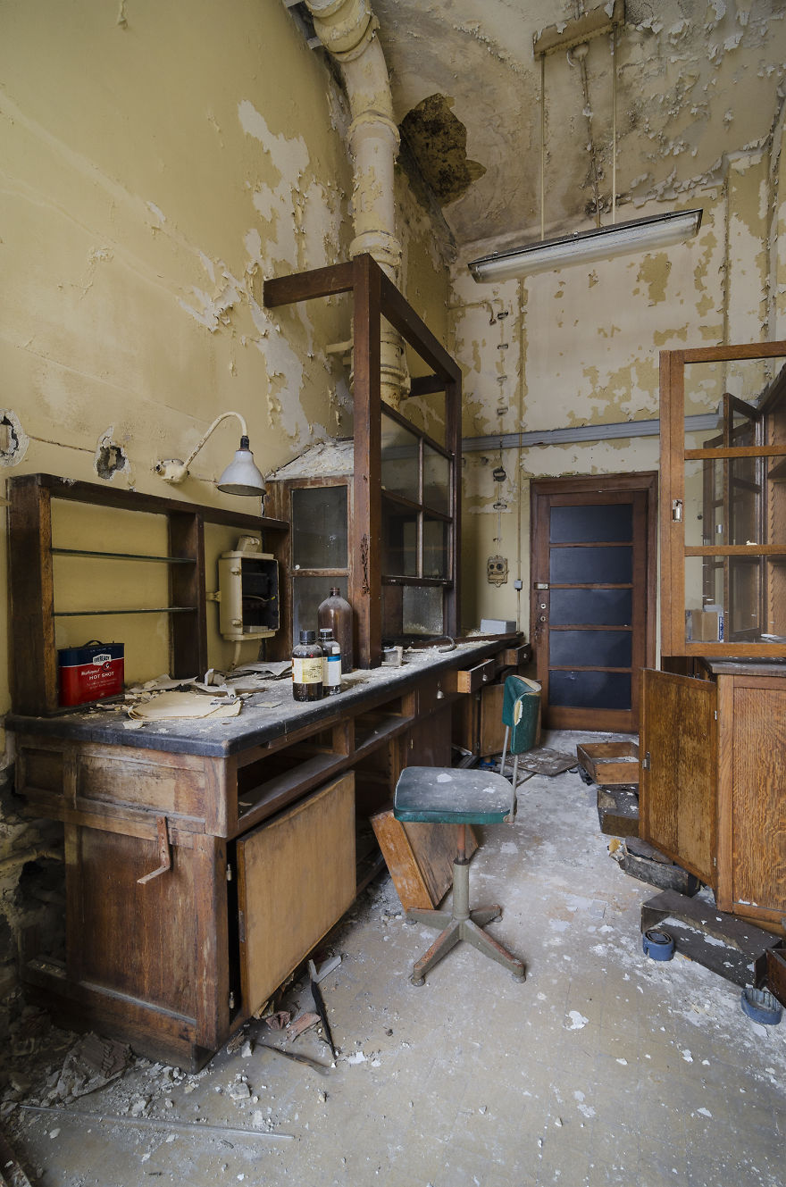 I Explored A University In Belgium That’s Been Abandoned Since 2006 (15 Pics) I Explored A University In Belgium That’s Been Abandoned Since 2006 (15 Pics)