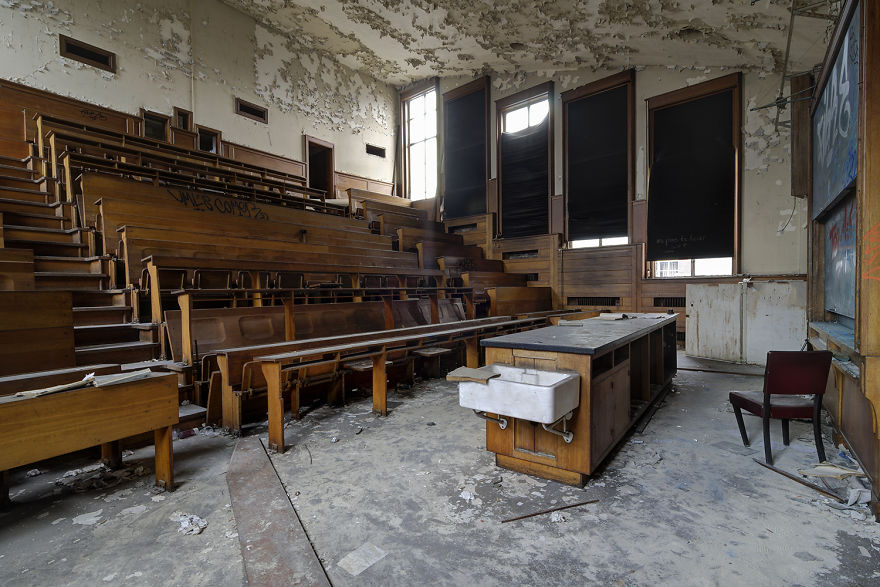 I Explored A University In Belgium That’s Been Abandoned Since 2006 (15 Pics) I Explored A University In Belgium That’s Been Abandoned Since 2006 (15 Pics)