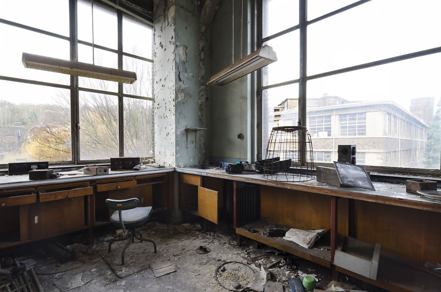 I Explored A University In Belgium That’s Been Abandoned Since 2006 (15 Pics) I Explored A University In Belgium That’s Been Abandoned Since 2006 (15 Pics)