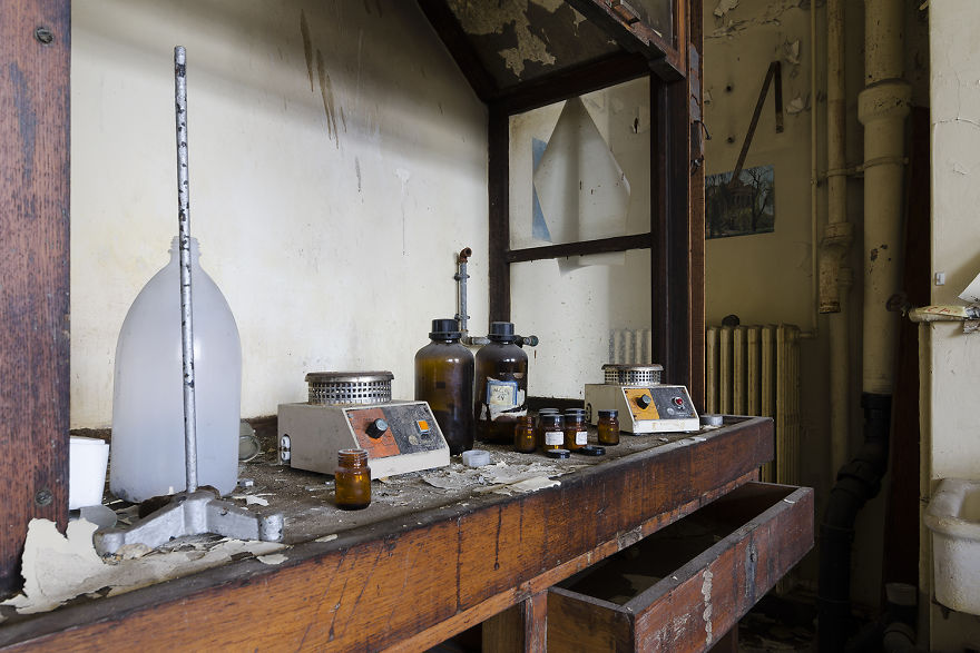 I Explored A University In Belgium That’s Been Abandoned Since 2006 (15 Pics) I Explored A University In Belgium That’s Been Abandoned Since 2006 (15 Pics)