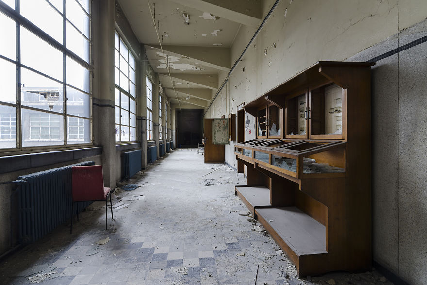 I Explored A University In Belgium That’s Been Abandoned Since 2006 (15 Pics) I Explored A University In Belgium That’s Been Abandoned Since 2006 (15 Pics)