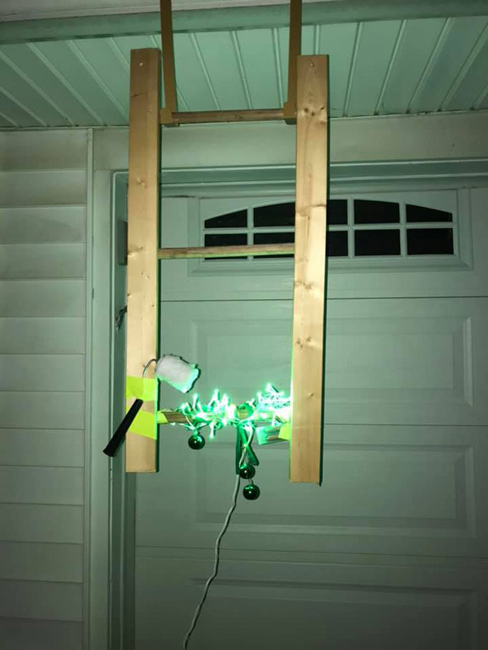 Man Puts Up ‘Home Alone’ Inspired Traps As Christmas Decorations Man Puts Up ‘Home Alone’ Inspired Traps As Christmas Decorations