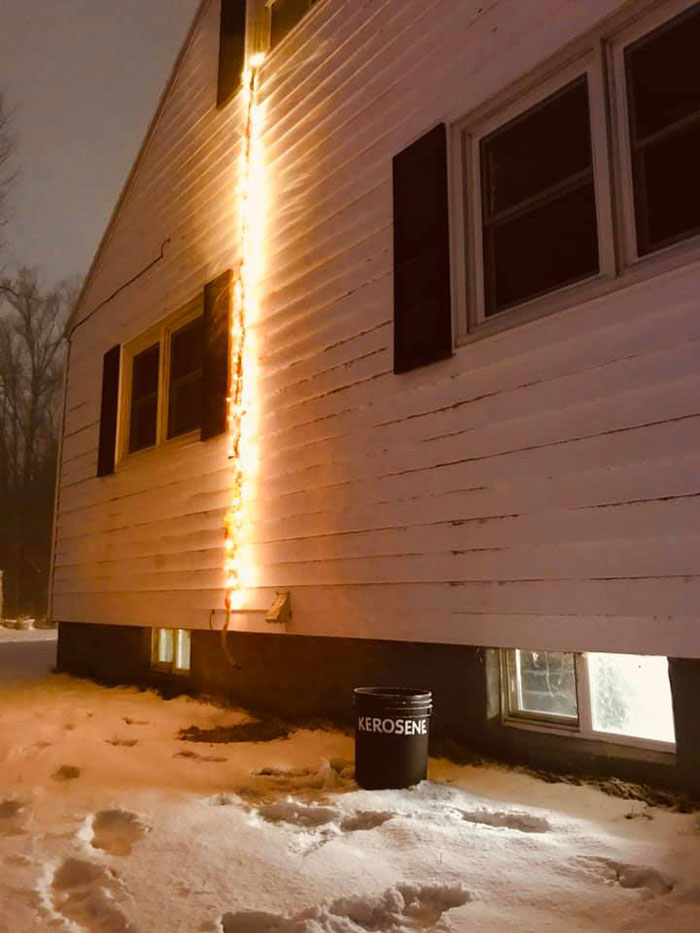 Man Puts Up ‘Home Alone’ Inspired Traps As Christmas Decorations Man Puts Up ‘Home Alone’ Inspired Traps As Christmas Decorations