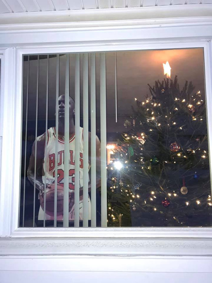Man Puts Up ‘Home Alone’ Inspired Traps As Christmas Decorations Man Puts Up ‘Home Alone’ Inspired Traps As Christmas Decorations