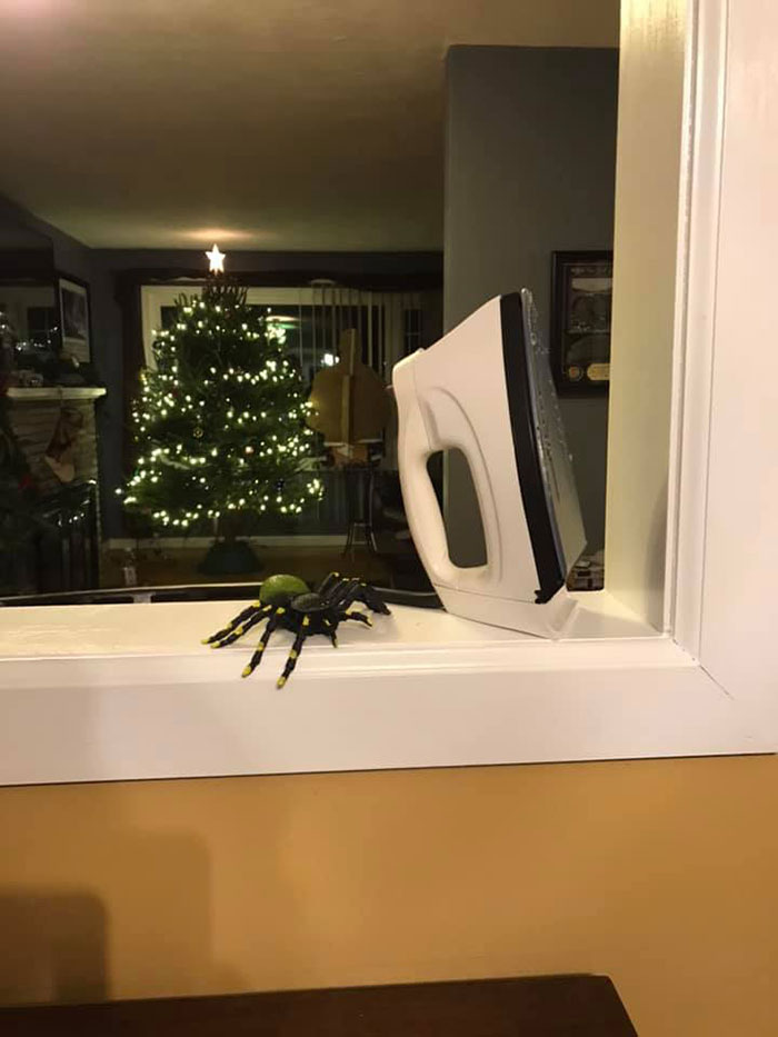 Man Puts Up ‘Home Alone’ Inspired Traps As Christmas Decorations Man Puts Up ‘Home Alone’ Inspired Traps As Christmas Decorations