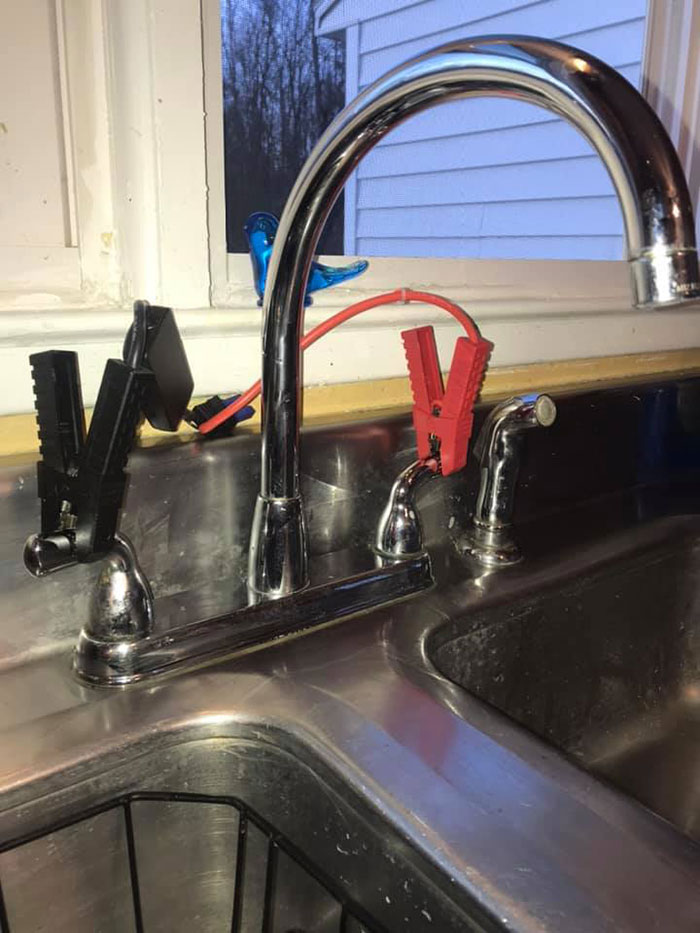 Man Puts Up ‘Home Alone’ Inspired Traps As Christmas Decorations Man Puts Up ‘Home Alone’ Inspired Traps As Christmas Decorations