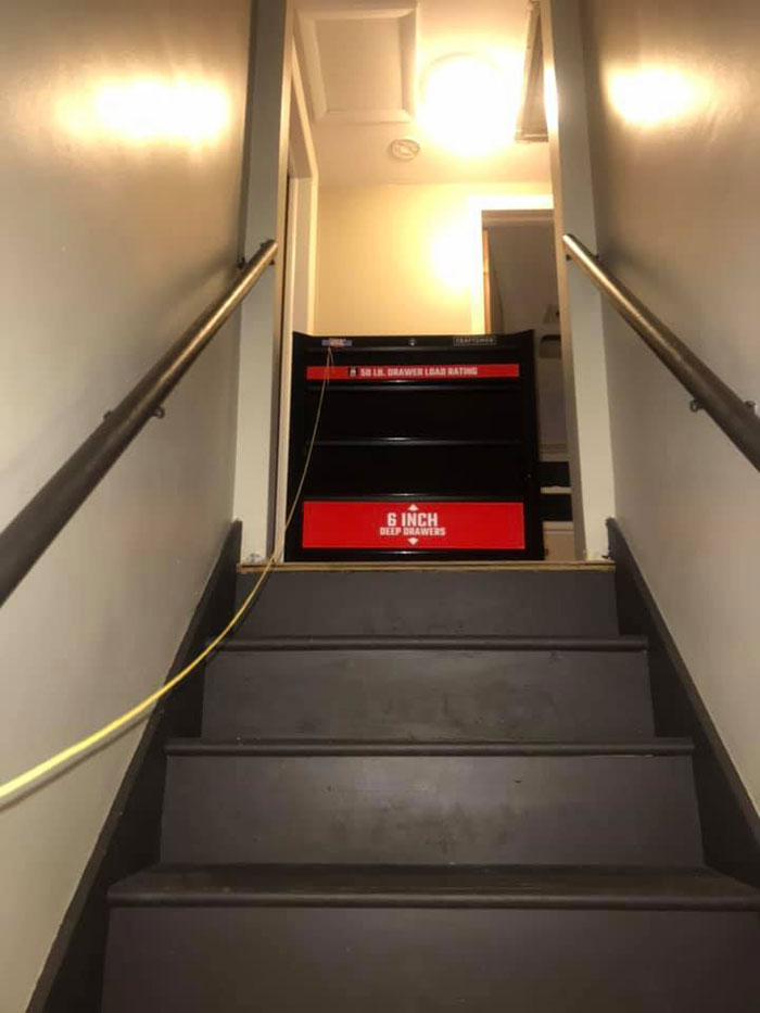 Man Puts Up ‘Home Alone’ Inspired Traps As Christmas Decorations Man Puts Up ‘Home Alone’ Inspired Traps As Christmas Decorations