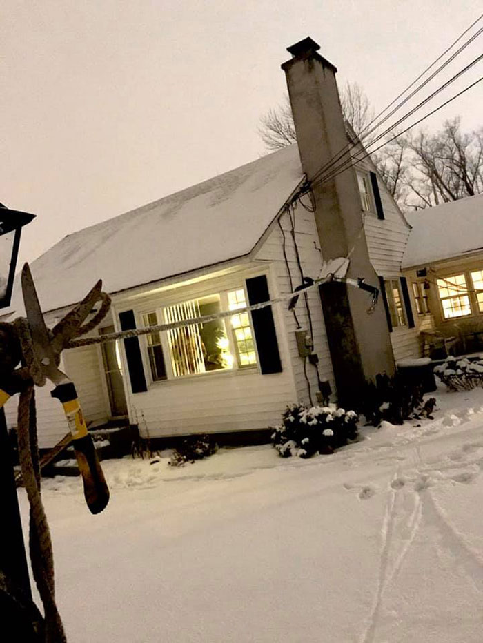 Man Puts Up ‘Home Alone’ Inspired Traps As Christmas Decorations Man Puts Up ‘Home Alone’ Inspired Traps As Christmas Decorations