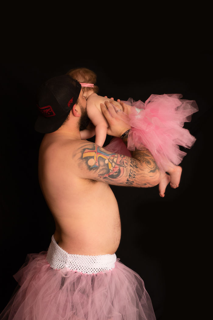 Wholesome Photoshoot Where Dad And Daughter Are Both Dressed In Tutus Is Going Viral Wholesome Photoshoot Where Dad And Daughter Are Both Dressed In Tutus Is Going Viral