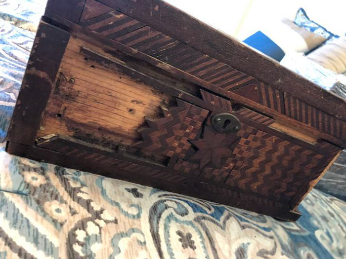 Bank Robber Hides Something In A ‘Mystery Box’, 100 Years Later, His Great Grandson Opens It Bank Robber Hides Something In A ‘Mystery Box’, 100 Years Later, His Great Grandson Opens It