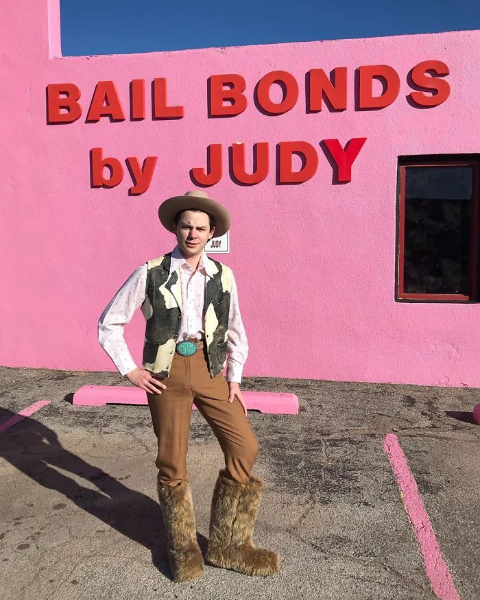 Guy Shows What $20 Can Get You At Thrift Stores, And The Results Are So Stupid It’s Hilarious Guy Shows What $20 Can Get You At Thrift Stores, And The Results Are So Stupid It’s Hilarious