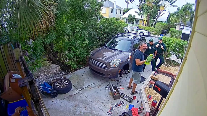 Man Has 4 Cops Show Up To His House Because His Parrot Screaming ‘Let Me Out’ Sounds Like A Woman Man Has 4 Cops Show Up To His House Because His Parrot Screaming ‘Let Me Out’ Sounds Like A Woman