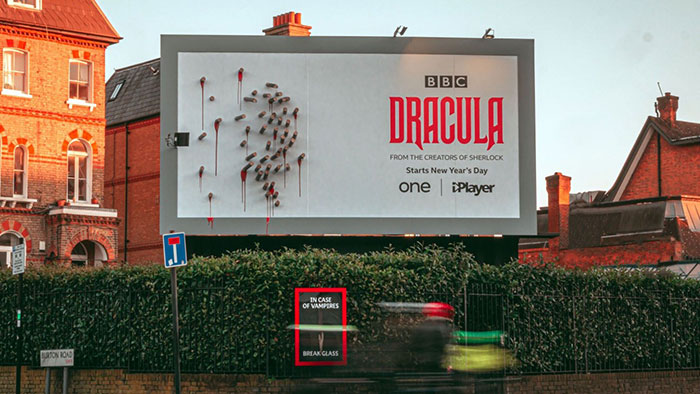BBC’s Dracula Billboard Confuses People During The Daytime But Grabs Attention At Night BBC’s Dracula Billboard Confuses People During The Daytime But Grabs Attention At Night