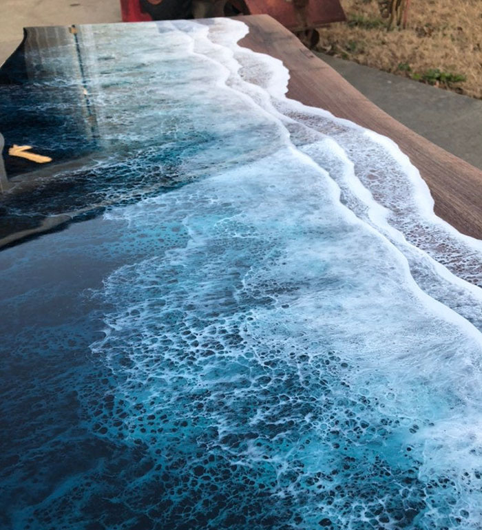 These Artists Create Mesmerizing Tables That Look Like They’re Being Washed By An Ocean Wave These Artists Create Mesmerizing Tables That Look Like They’re Being Washed By An Ocean Wave