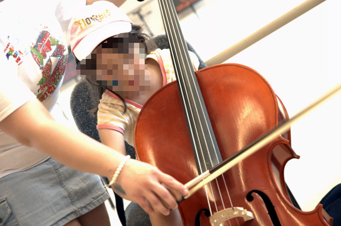 Cello Teacher Receives Racist ‘Thank You’ E-mail From Student’s Mom, Responds By Explaining The Reason Behind ‘Ethnic Stench’ Cello Teacher Receives Racist ‘Thank You’ E-mail From Student’s Mom, Responds By Explaining The Reason Behind ‘Ethnic Stench’