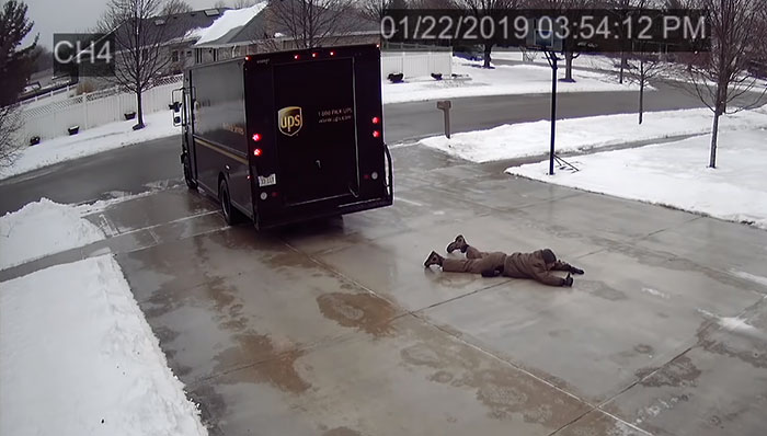 A Security Cam Captures This UPS Delivery Guy Being A Hero And Doing His Best To Deliver What He Has To A Security Cam Captures This UPS Delivery Guy Being A Hero And Doing His Best To Deliver What He Has To