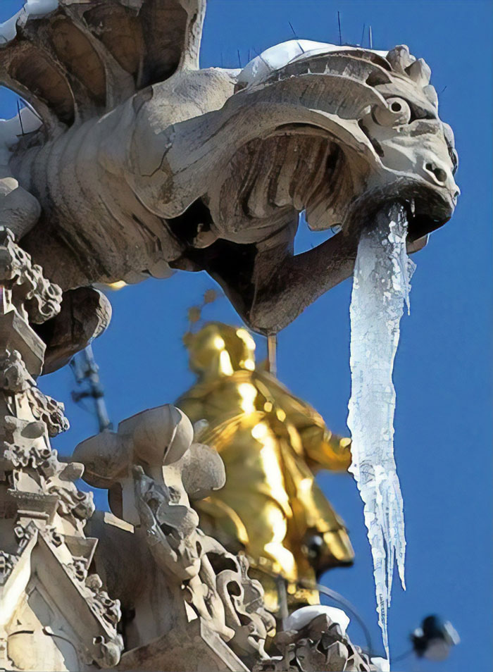 People Are Sharing Photos Of ‘Vomiting’ Statues And Here Are The 12 Most Hilarious Ones