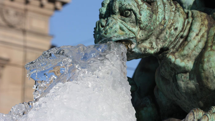 People Are Sharing Photos Of ‘Vomiting’ Statues And Here Are The 12 Most Hilarious Ones