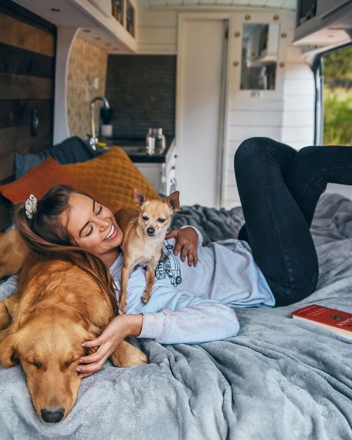 24-Year-Old Dumps Her Boyfriend, Quits Her Job, And Now Is Living The Van Life With Her Dog 24-Year-Old Dumps Her Boyfriend, Quits Her Job, And Now Is Living The Van Life With Her Dog