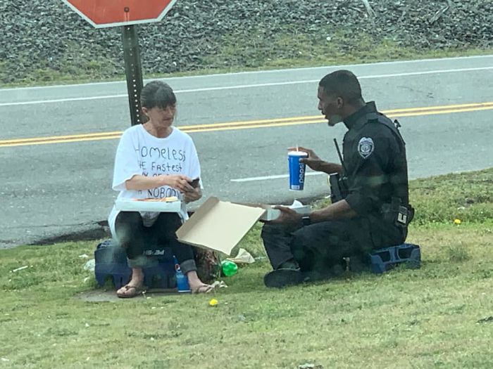 Police Officer Spends His Lunch Break With A Homeless Woman, The Moment Goes Viral Police Officer Spends His Lunch Break With A Homeless Woman, The Moment Goes Viral