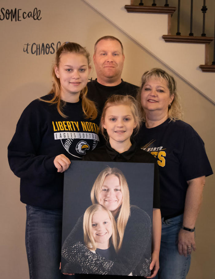 This Man Discovered Stacks Of Family Photographs In A Closed Photo Studio, Decided To Reunite Them With Their Rightful Owners