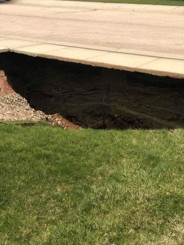 Giant Sinkhole Opens Up In South Dakota, People Go Inside It To Investigate And The Pics Go Viral Giant Sinkhole Opens Up In South Dakota, People Go Inside It To Investigate And The Pics Go Viral