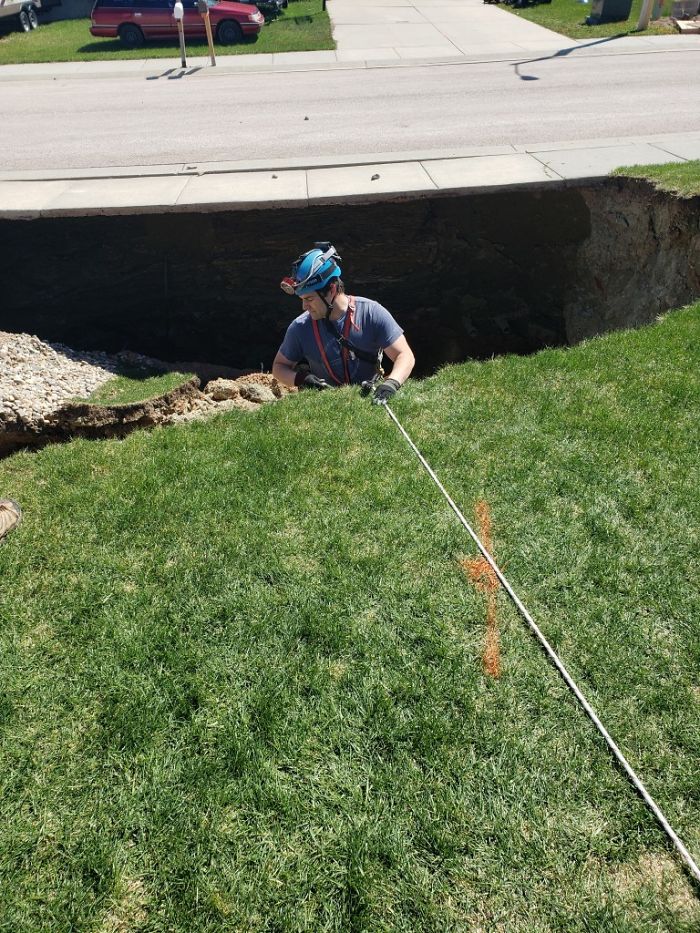 Giant Sinkhole Opens Up In South Dakota, People Go Inside It To Investigate And The Pics Go Viral Giant Sinkhole Opens Up In South Dakota, People Go Inside It To Investigate And The Pics Go Viral