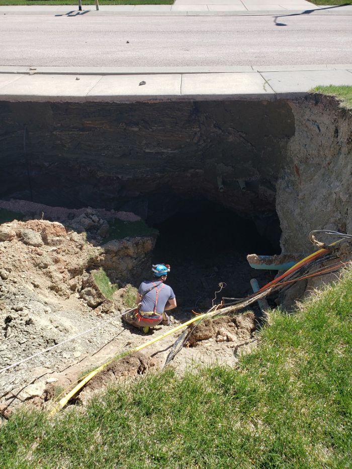 Giant Sinkhole Opens Up In South Dakota, People Go Inside It To Investigate And The Pics Go Viral Giant Sinkhole Opens Up In South Dakota, People Go Inside It To Investigate And The Pics Go Viral