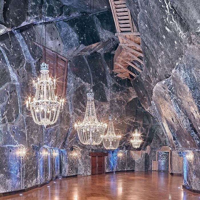 There&rsquo;s A Salt Mine In Poland With Underground Lakes, Chapels, And Chandeliers Made Of Salt And It Looks Unreal (30 Pics)