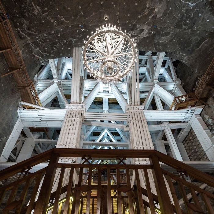 There’s A Salt Mine In Poland With Underground Lakes, Chapels, And Chandeliers Made Of Salt And It Looks Unreal (30 Pics) There’s A Salt Mine In Poland With Underground Lakes, Chapels, And Chandeliers Made Of Salt And It Looks Unreal (30 Pics)