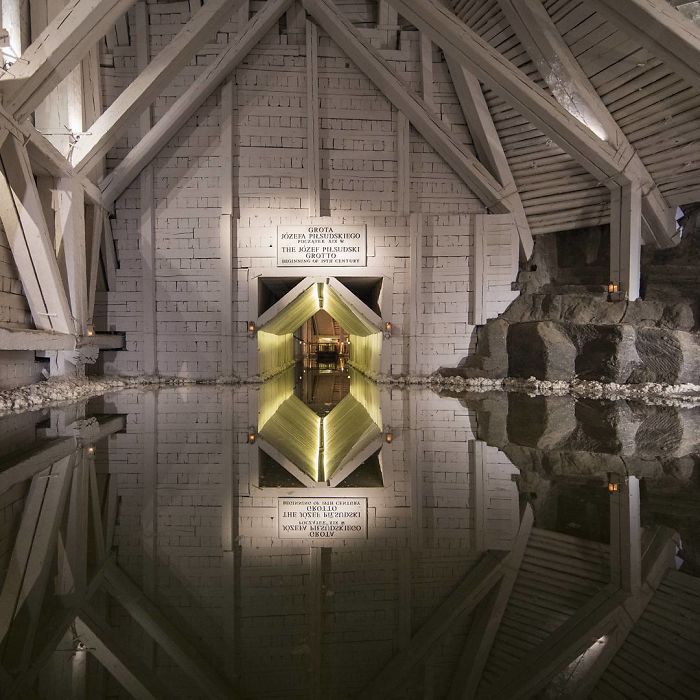 There’s A Salt Mine In Poland With Underground Lakes, Chapels, And Chandeliers Made Of Salt And It Looks Unreal (30 Pics) There’s A Salt Mine In Poland With Underground Lakes, Chapels, And Chandeliers Made Of Salt And It Looks Unreal (30 Pics)