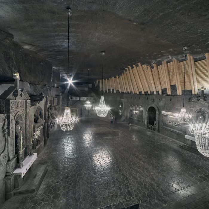 There’s A Salt Mine In Poland With Underground Lakes, Chapels, And Chandeliers Made Of Salt And It Looks Unreal (30 Pics) There’s A Salt Mine In Poland With Underground Lakes, Chapels, And Chandeliers Made Of Salt And It Looks Unreal (30 Pics)