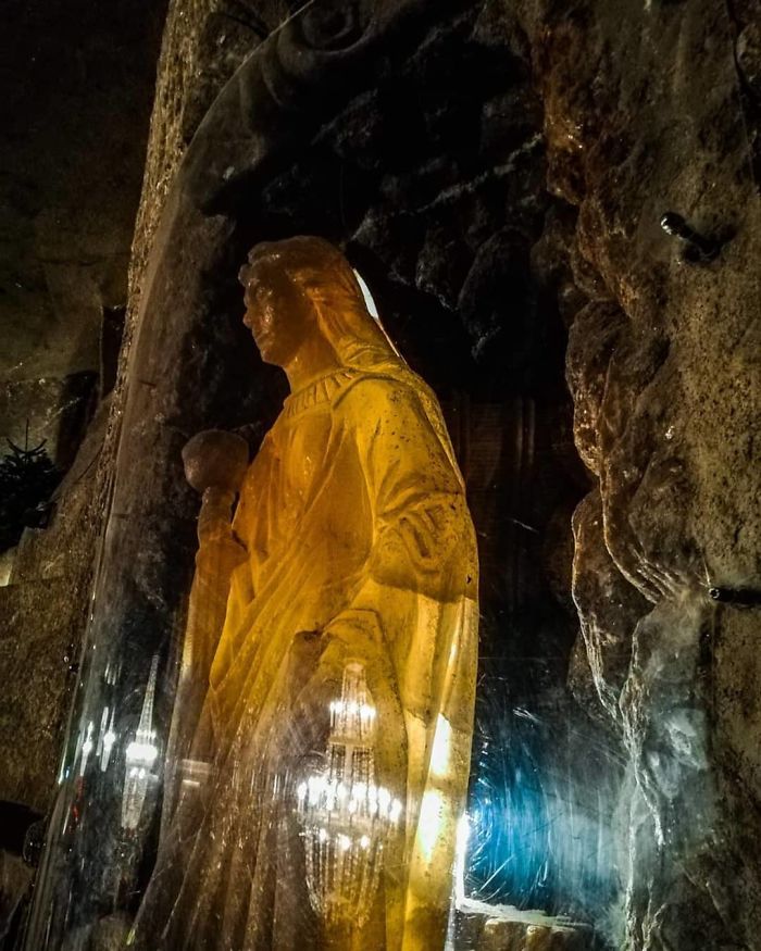 There’s A Salt Mine In Poland With Underground Lakes, Chapels, And Chandeliers Made Of Salt And It Looks Unreal (30 Pics) There’s A Salt Mine In Poland With Underground Lakes, Chapels, And Chandeliers Made Of Salt And It Looks Unreal (30 Pics)