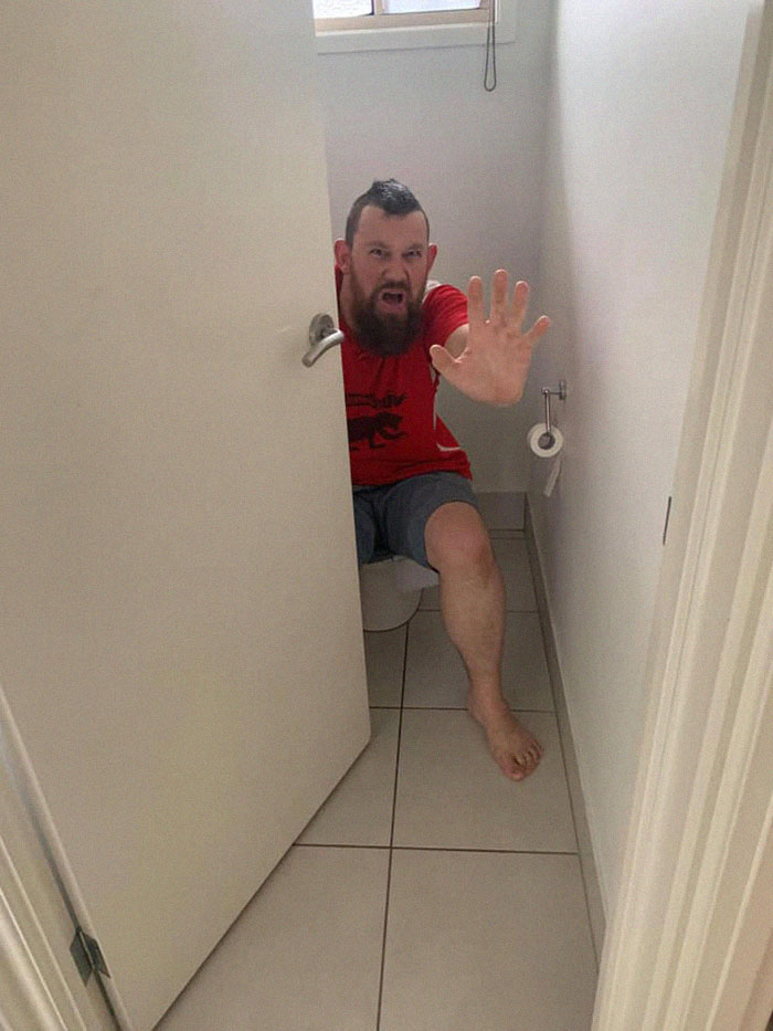 Real Estate Agents Ask This Guy To Send Pics Of His House To Confirm It&#8217;s Still Upright, Receive These Hilarious Pics