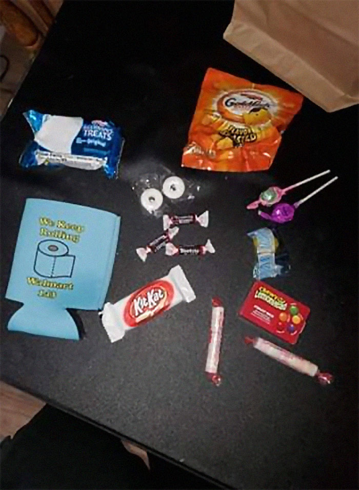 People Are Posting What ‘Extra Pay’ They Receive As Encouragement For Working During The Pandemic And Some Say It’s Humiliating People Are Posting What ‘Extra Pay’ They Receive As Encouragement For Working During The Pandemic And Some Say It’s Humiliating