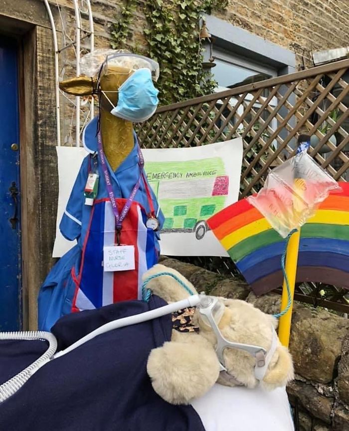 I Dress Up A 5-Foot Giraffe In My Garden In Costumes To Make My Neighbors Laugh (34 Pics) I Dress Up A 5-Foot Giraffe In My Garden In Costumes To Make My Neighbors Laugh (34 Pics)