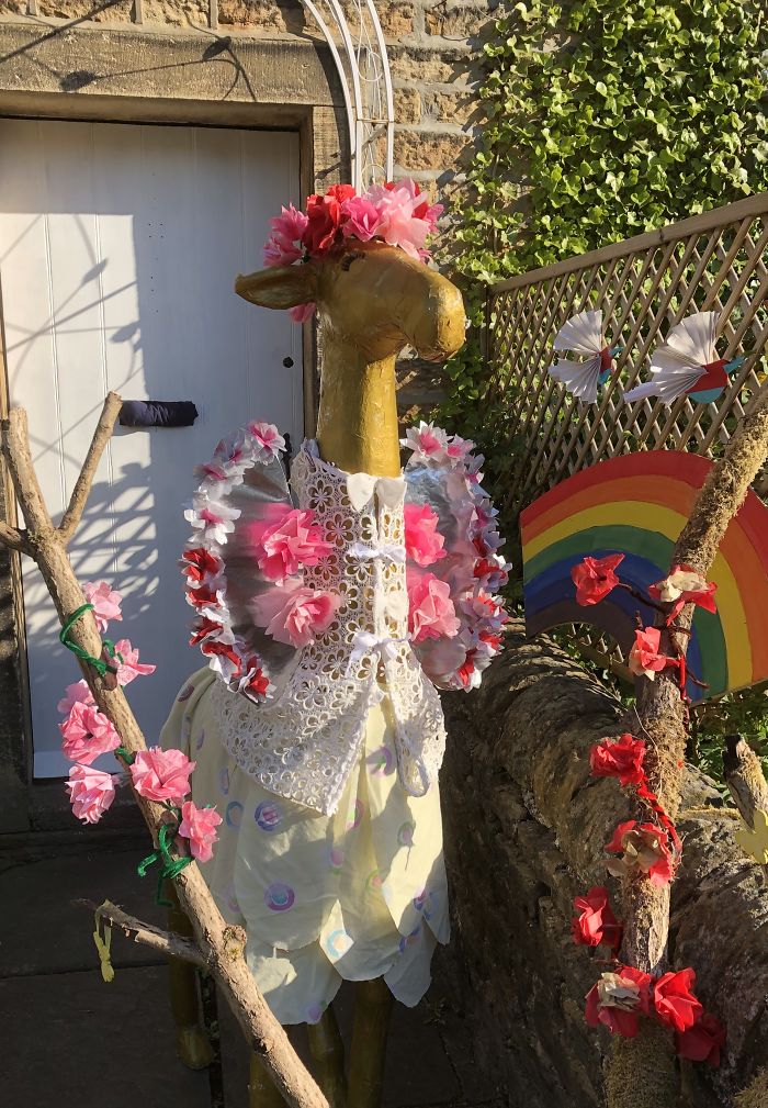 I Dress Up A 5-Foot Giraffe In My Garden In Costumes To Make My Neighbors Laugh (34 Pics) I Dress Up A 5-Foot Giraffe In My Garden In Costumes To Make My Neighbors Laugh (34 Pics)