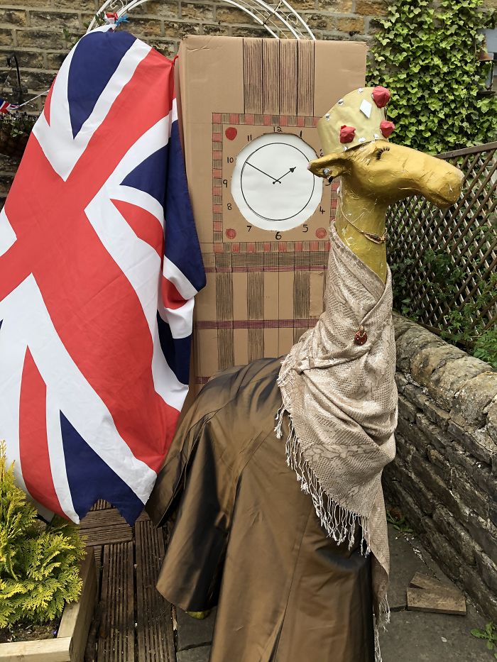 I Dress Up A 5-Foot Giraffe In My Garden In Costumes To Make My Neighbors Laugh (34 Pics) I Dress Up A 5-Foot Giraffe In My Garden In Costumes To Make My Neighbors Laugh (34 Pics)