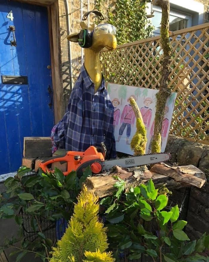I Dress Up A 5-Foot Giraffe In My Garden In Costumes To Make My Neighbors Laugh (34 Pics) I Dress Up A 5-Foot Giraffe In My Garden In Costumes To Make My Neighbors Laugh (34 Pics)