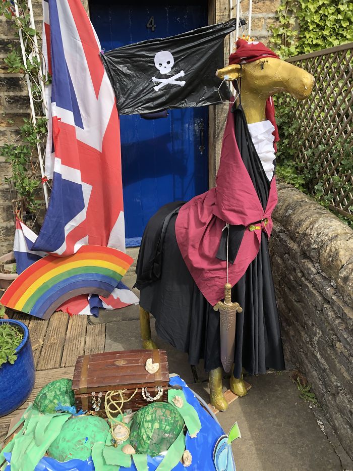 I Dress Up A 5-Foot Giraffe In My Garden In Costumes To Make My Neighbors Laugh (34 Pics) I Dress Up A 5-Foot Giraffe In My Garden In Costumes To Make My Neighbors Laugh (34 Pics)