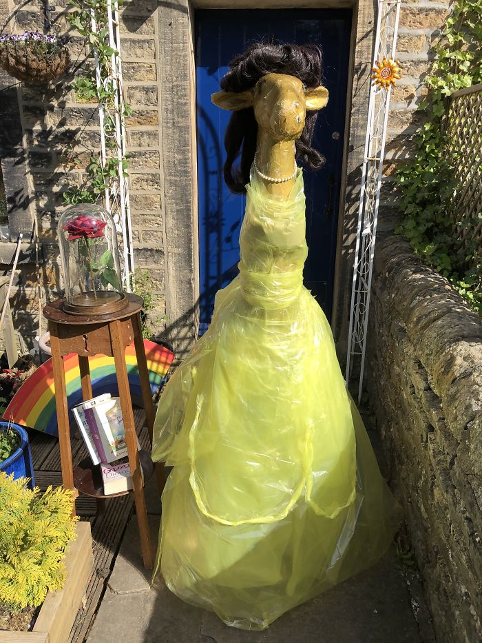 I Dress Up A 5-Foot Giraffe In My Garden In Costumes To Make My Neighbors Laugh (34 Pics) I Dress Up A 5-Foot Giraffe In My Garden In Costumes To Make My Neighbors Laugh (34 Pics)