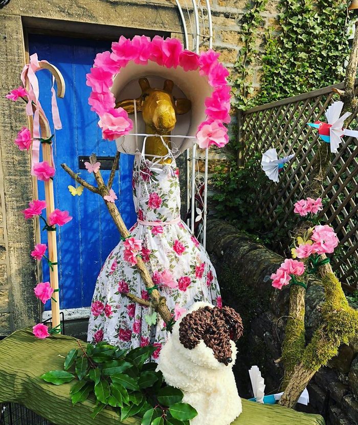 I Dress Up A 5-Foot Giraffe In My Garden In Costumes To Make My Neighbors Laugh (34 Pics) I Dress Up A 5-Foot Giraffe In My Garden In Costumes To Make My Neighbors Laugh (34 Pics)