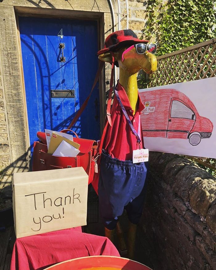 I Dress Up A 5-Foot Giraffe In My Garden In Costumes To Make My Neighbors Laugh (34 Pics) I Dress Up A 5-Foot Giraffe In My Garden In Costumes To Make My Neighbors Laugh (34 Pics)