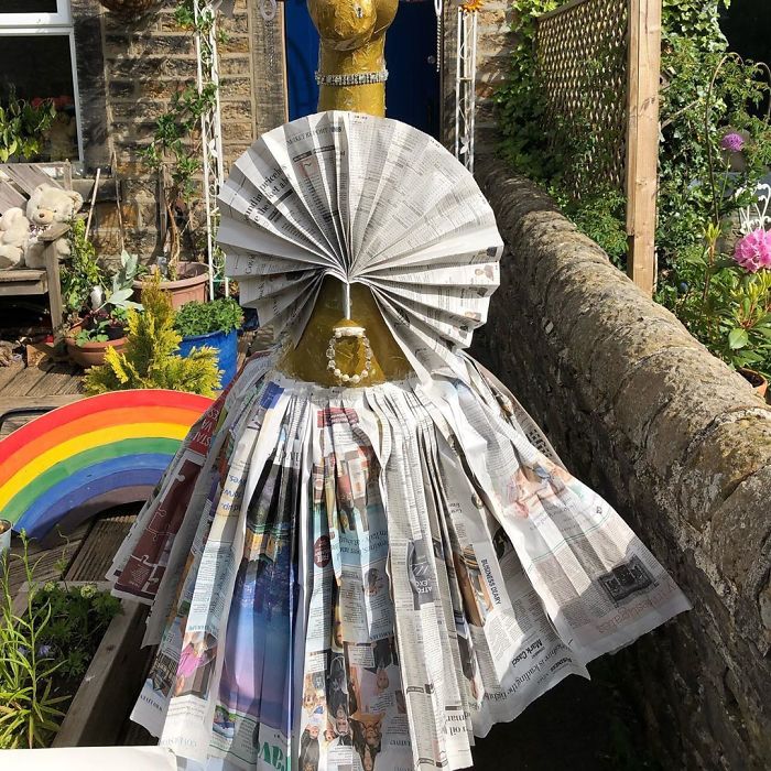 I Dress Up A 5-Foot Giraffe In My Garden In Costumes To Make My Neighbors Laugh (34 Pics) I Dress Up A 5-Foot Giraffe In My Garden In Costumes To Make My Neighbors Laugh (34 Pics)