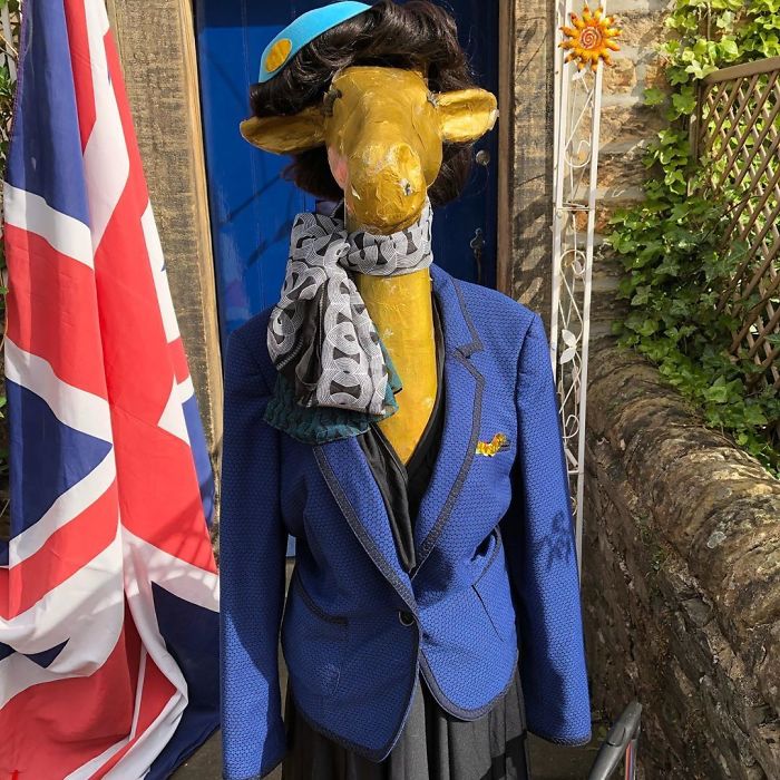 I Dress Up A 5-Foot Giraffe In My Garden In Costumes To Make My Neighbors Laugh (34 Pics) I Dress Up A 5-Foot Giraffe In My Garden In Costumes To Make My Neighbors Laugh (34 Pics)