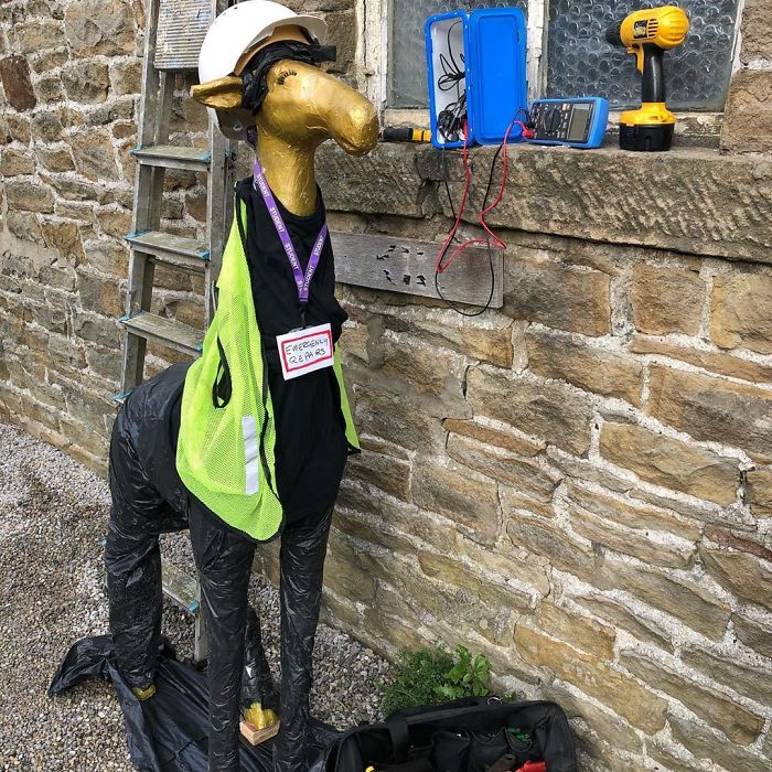 I Dress Up A 5-Foot Giraffe In My Garden In Costumes To Make My Neighbors Laugh (34 Pics) I Dress Up A 5-Foot Giraffe In My Garden In Costumes To Make My Neighbors Laugh (34 Pics)