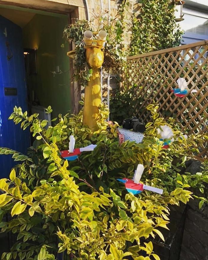 I Dress Up A 5-Foot Giraffe In My Garden In Costumes To Make My Neighbors Laugh (34 Pics) I Dress Up A 5-Foot Giraffe In My Garden In Costumes To Make My Neighbors Laugh (34 Pics)