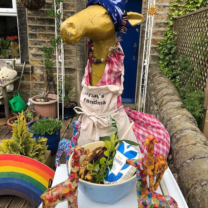 I Dress Up A 5-Foot Giraffe In My Garden In Costumes To Make My Neighbors Laugh (34 Pics) I Dress Up A 5-Foot Giraffe In My Garden In Costumes To Make My Neighbors Laugh (34 Pics)