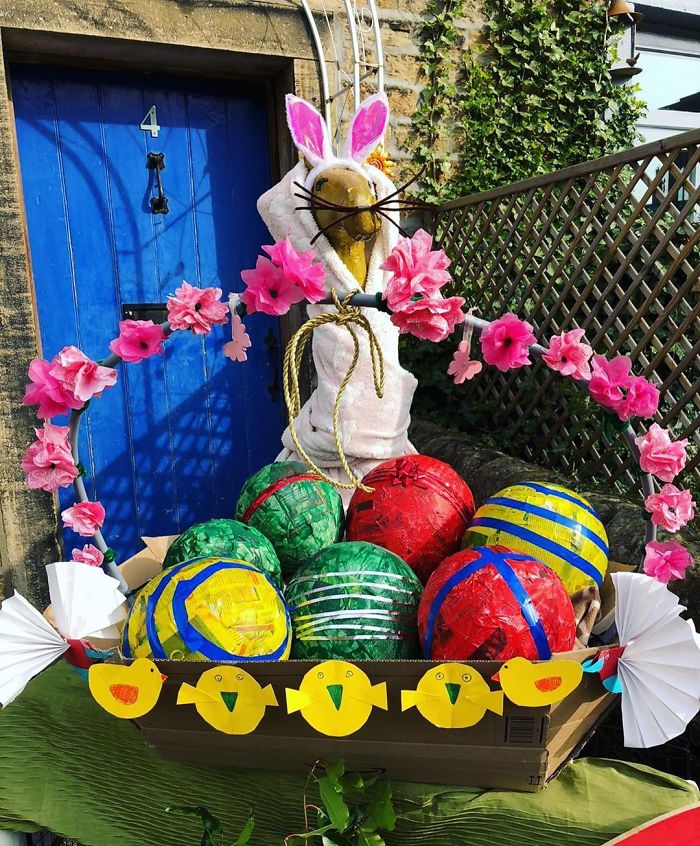 I Dress Up A 5-Foot Giraffe In My Garden In Costumes To Make My Neighbors Laugh (34 Pics) I Dress Up A 5-Foot Giraffe In My Garden In Costumes To Make My Neighbors Laugh (34 Pics)