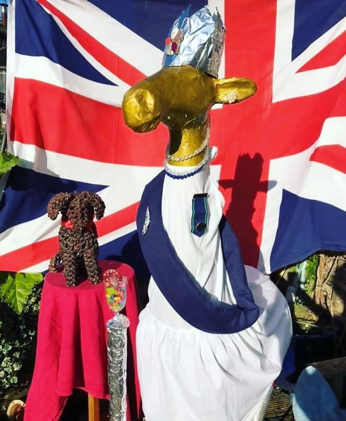 I Dress Up A 5-Foot Giraffe In My Garden In Costumes To Make My Neighbors Laugh (34 Pics) I Dress Up A 5-Foot Giraffe In My Garden In Costumes To Make My Neighbors Laugh (34 Pics)